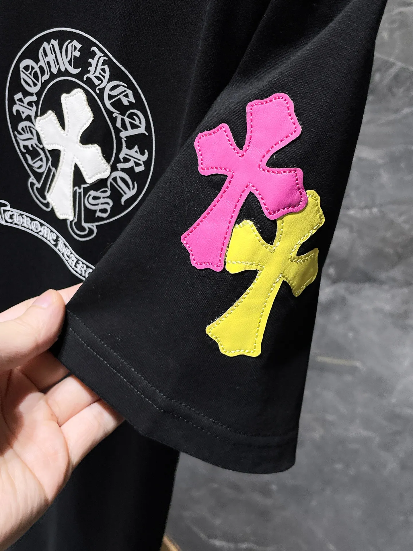 P160 New Chrome Hearts 25ss for summer. High-weight, environmentally friendly and high-quality top-quality fabric. 260g~270g. Chrome colored cross and leather Sanskrit horseshoe short sleeves. Counter synchronization. 1:1 replica version. Recommended colors: white, black.